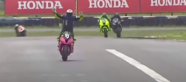 Мотогонщик начал праздновать победу до финиша и нелепо упустил ее. Видео - Sputnik Кыргызстан