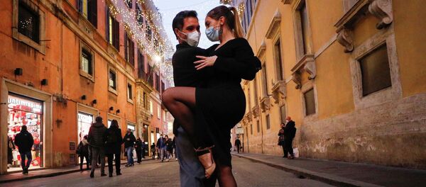 Италияда коронавирустун жайылып кетишинен кооптонуп обочолонуу режимине өтүүдөн бир күн мурун адамдар Римдин көчөлөрүнө чыгып танго бийлешти. - Sputnik Кыргызстан