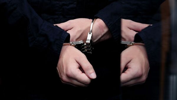 Задержанный в наручниках. Архивное фото - Sputnik Кыргызстан