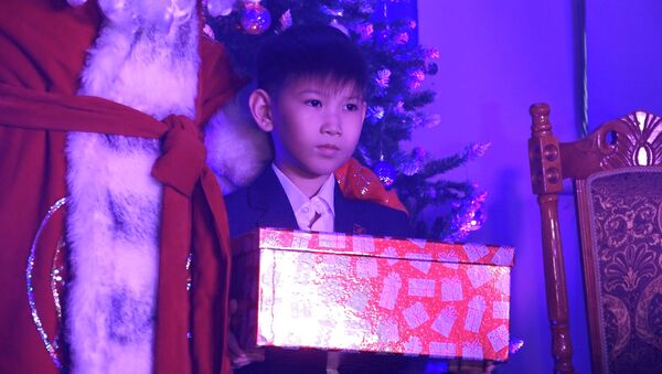 Семилетний Рустам Ташматов из Бишкека получивший к Новому году подарок от президента России Владимира Путина - Sputnik Кыргызстан