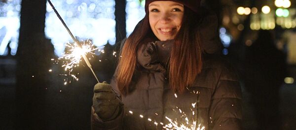 Девушка с бенгальскими огнями. Архивное фото - Sputnik Кыргызстан