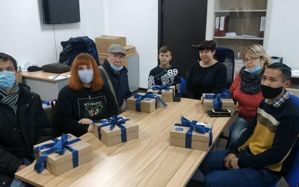 В преддверии Нового года команда проекта Тулпар (электронное билетирование в общественном транспорте) поблагодарила самых активных пользователей проездных карточек - Sputnik Кыргызстан