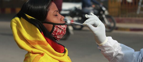 Индияда медициналык кызматкер коронавирус тестирлөөгө анализдерди алып жатат - Sputnik Кыргызстан