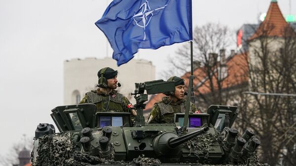 НАТОнун желеги бар БТРдеги жоокерлер. Архив - Sputnik Кыргызстан