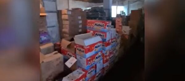 В Бишкеке нашли склад, где перебивали даты выпуска сладостей — видео - Sputnik Кыргызстан