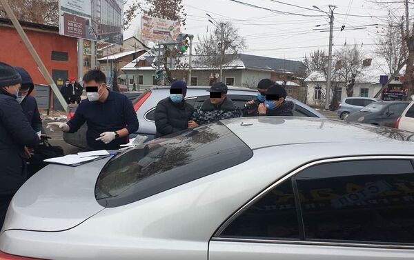 Отмечается, что 48-летний сотрудник таможни был пойман с поличным при получении взятки в размере 1 000 долларов - Sputnik Кыргызстан