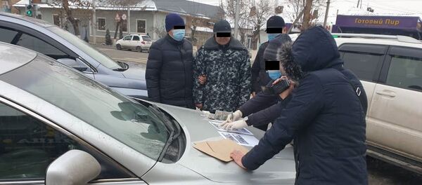 Мамлекеттик бажы кызматкери пара алып жатып кармалды - Sputnik Кыргызстан