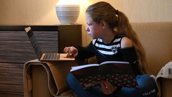 Девочка во время онлайн занятия у себя дома. Архивное фото - Sputnik Кыргызстан