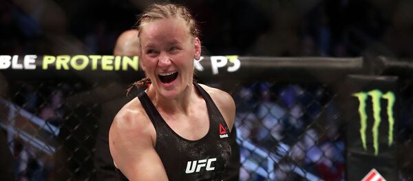 Валентина Шевченко празднует свою техническую победу нокаутом над Кэтлин Чукагян. Архивное фото - Sputnik Кыргызстан