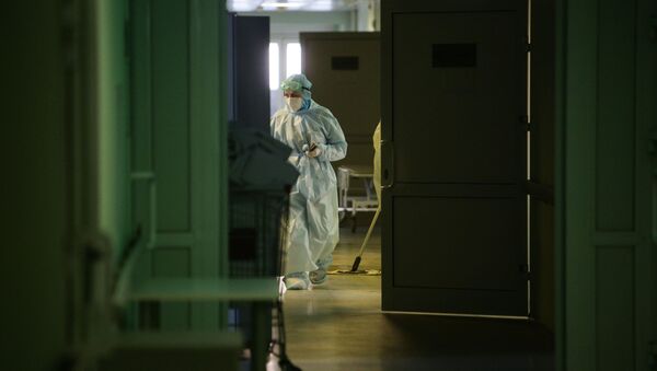 Медики в защитном противоэпидемическом костюме в коридоре клинической больницы. - Sputnik Кыргызстан