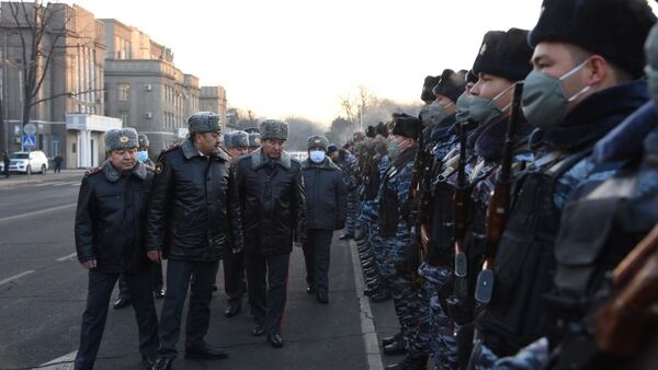 Гарнизонный развод милиции перед новогодними праздниками в Бишкеке - Sputnik Кыргызстан