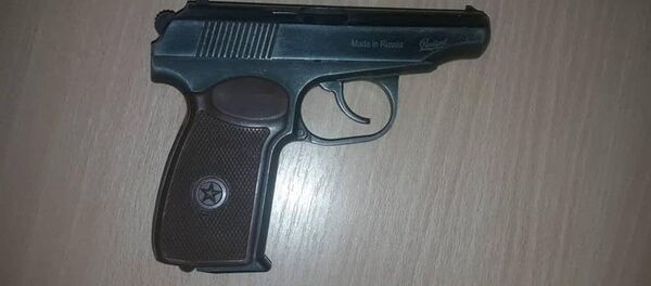 Баткенде милиция Лейлек районунун тургуну ок атуучу курал сактап жүргөнүн аныктап, куралды катылган жеринен тапты - Sputnik Кыргызстан