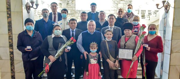 Вручение документов от жилья горожанам, которые оказались в трудной жизненной ситуации в Бишкеке - Sputnik Кыргызстан