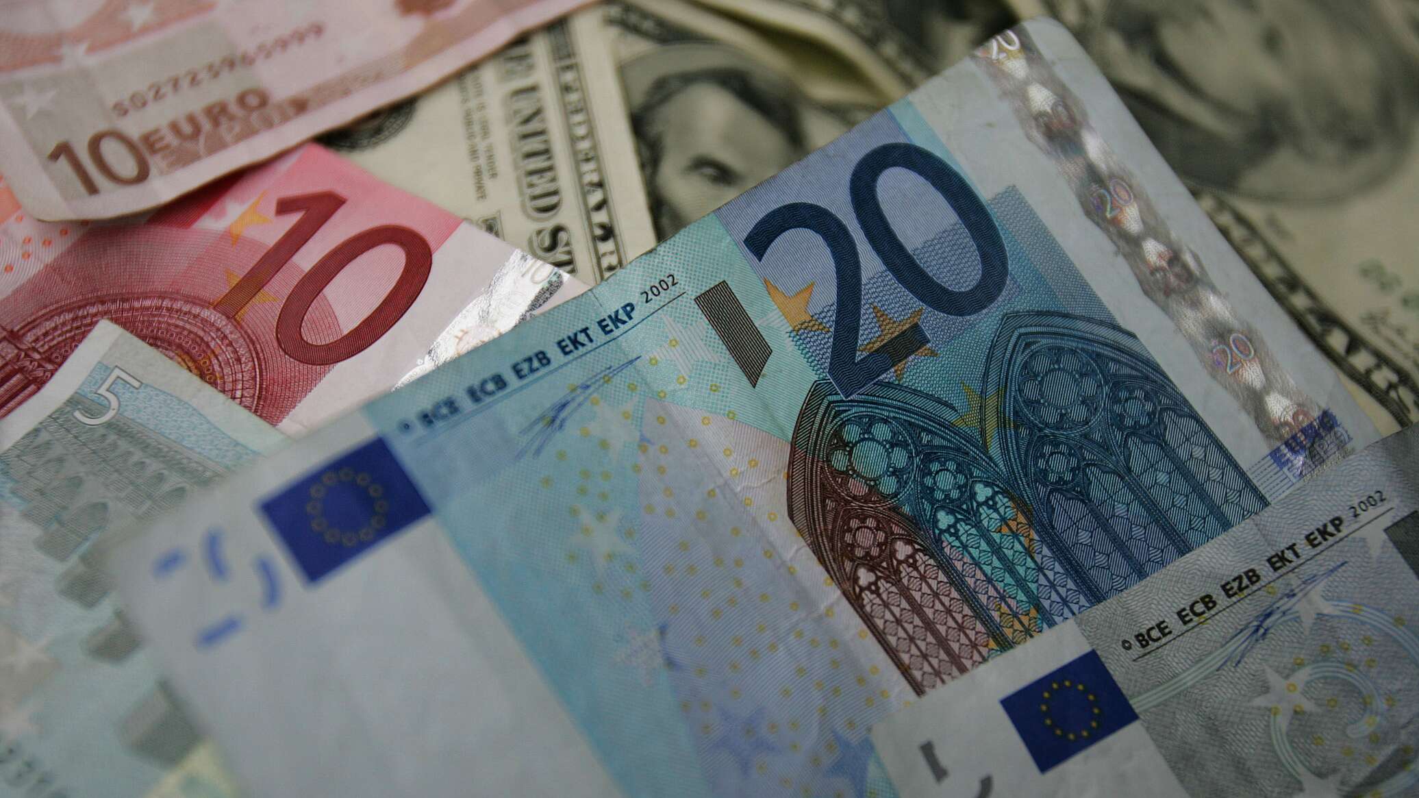 Cost currency. Евро в Кыргызстане. Леи доллары евро фото. Доллар бензин. Немного евро.