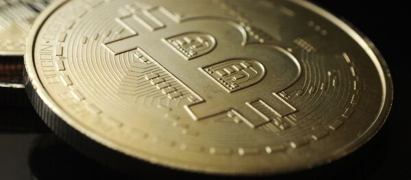 Сувенирная монета криптовалюты биткойн. Архивное фото - Sputnik Кыргызстан
