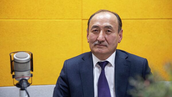 Министр здравоохранения КР Алымкадыр Бейшеналиев во время интервью на радиостудии Sputnik Кыргызстан - Sputnik Кыргызстан