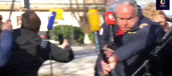 Хорватияда мэр интервью берип жатканда жер силкинип, имараттар кыйрады. Видео - Sputnik Кыргызстан