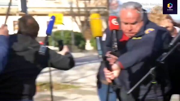 Хорватияда мэр интервью берип жатканда жер силкинип, имараттар кыйрады. Видео - Sputnik Кыргызстан