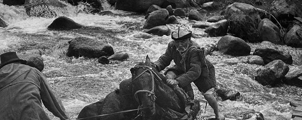 Тоодон карагай сүйрөп келе жатып сууга кулаган атты тургузууга аракет кылган белгилүү актёр Асанкул Куттубаев менен Орозбек Кутманалиевдин сүрөтү 1974-жылы Ысык-Көл облусунун Жети-Өгүз районундагы Чоң-Жаргылчак капчыгайында тартылган - Sputnik Кыргызстан