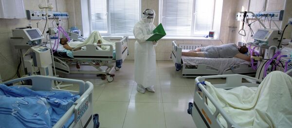 Медицинский работник стоит в отделении интенсивной терапии больницы - Sputnik Кыргызстан