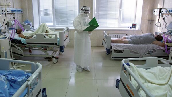 Медицинский работник стоит в отделении интенсивной терапии больницы - Sputnik Кыргызстан