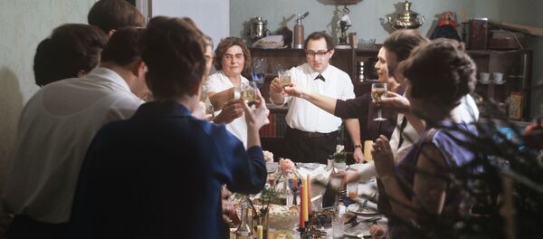 Праздничный новогодний стол в Москве - Sputnik Кыргызстан