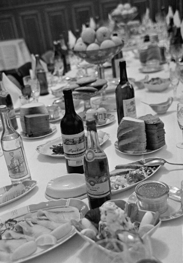 Ресторандагы муздак тамак-аштар бар банкеттик стол. 1963-жыл - Sputnik Кыргызстан