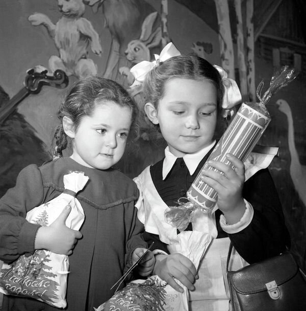 Аяз ата менен Аяз кыздан жаңы жылдык белек алган балдар. 1954-жыл - Sputnik Кыргызстан