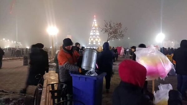 Уборка площади Ала-Тоо после новогодней ночи в Бишкеке - Sputnik Кыргызстан