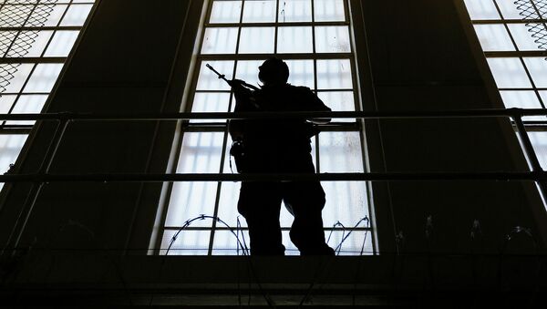Охранник стоит на страже восточного блока камер смертников в тюрьме. Архивное фото - Sputnik Кыргызстан