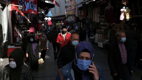 Коргоочу маска кийген адамдар Стамбулдун популярдуу соода районун аралап жүрүшөт. Архив - Sputnik Кыргызстан