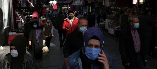 Коргоочу маска кийген адамдар Стамбулдун популярдуу соода районун аралап жүрүшөт. Архив - Sputnik Кыргызстан