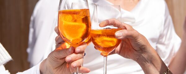 Тойго келген коноктор тост учурунда. Архив - Sputnik Кыргызстан