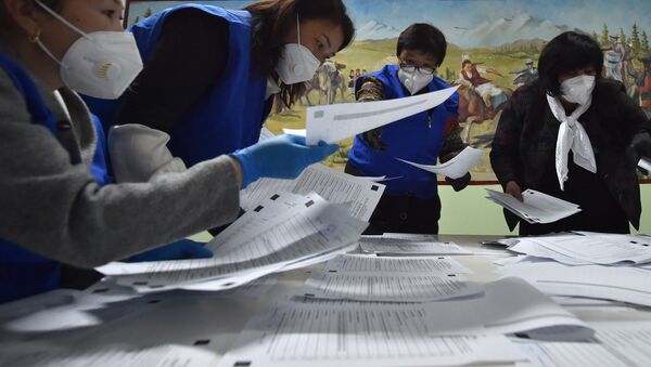 Члены избирательной комиссии в масках подсчитывают голоса. Архивное фото - Sputnik Кыргызстан