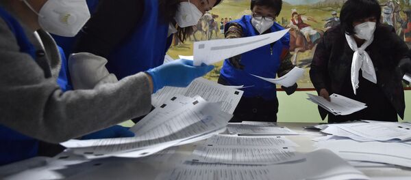 Члены избирательной комиссии в масках подсчитывают голоса. Архивное фото - Sputnik Кыргызстан