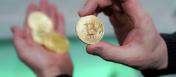 Сувенирные монеты с логотипами криптовалюты биткоин. Архивное фото - Sputnik Кыргызстан