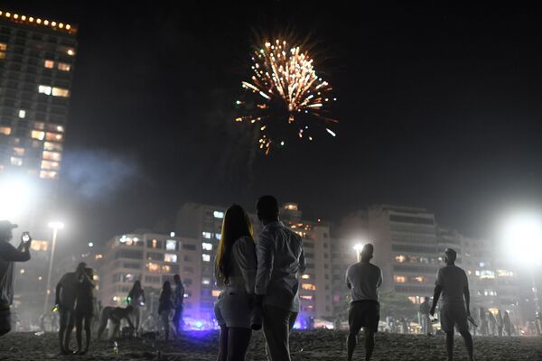 Салют во время празднования Нового 2021 года в Бразилии - Sputnik Кыргызстан