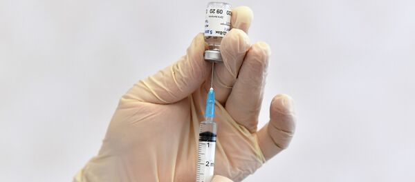 Укол даярдап жаткан дарыгер. Архив - Sputnik Кыргызстан