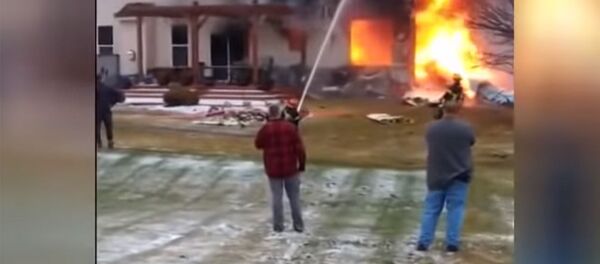 Три человека погибли после падения самолета на дом в США — видео с места - Sputnik Кыргызстан