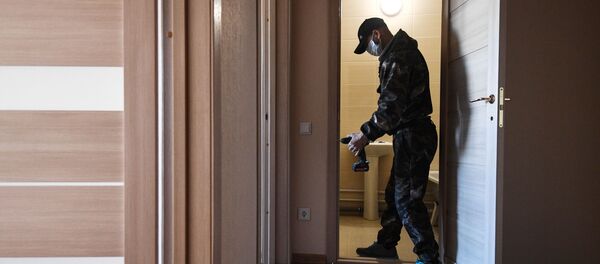 Рабочий во время отделки квартиры. Архивное фото - Sputnik Кыргызстан