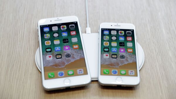 Смартфоны iPhone заряжаются на AirPower. Архивное фото - Sputnik Кыргызстан