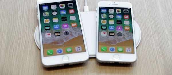 Смартфоны iPhone заряжаются на AirPower. Архивное фото - Sputnik Кыргызстан