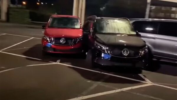 Уволенный сотрудник завода Mercedes в знак протеста разбил 50 машин. Видео - Sputnik Кыргызстан