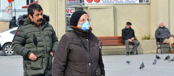 Женщина в защитной маске на одной из улиц в Стамбуле. Архивное фото Женщина в защитной маске на одной из улиц в Стамбуле. Архивное фото - Sputnik Кыргызстан