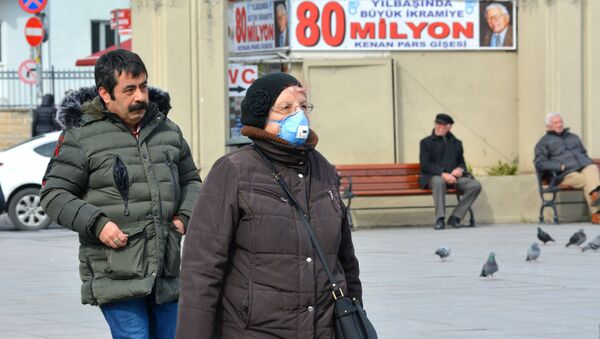 Женщина в защитной маске на одной из улиц в Стамбуле. Архивное фото - Sputnik Кыргызстан