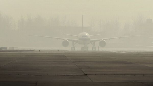 Самолет на взлетной полосе во время густого тумана. Архивное фото  - Sputnik Кыргызстан