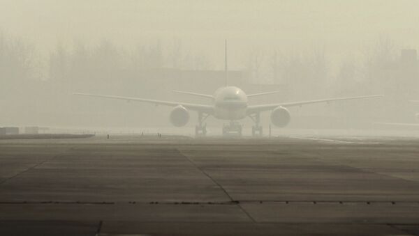 Самолет в аэропорту во время густого тумана. Архивное фото - Sputnik Кыргызстан