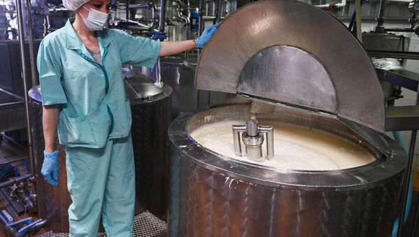 Сотрудница на линии производства молочной продукции. Архивное фото - Sputnik Кыргызстан