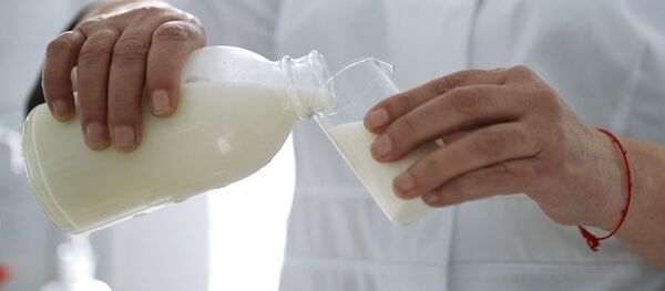 Сотрудница во время лабораторных исследований качества молока. Архивное фото - Sputnik Кыргызстан