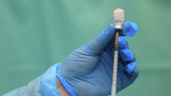 Врач готовит вакцину от коронавируса COVID-19 Pfizer-BioNTech - Sputnik Кыргызстан